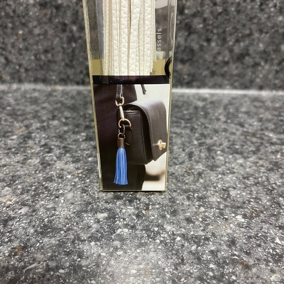 Remax NEW White Apple Usb Cord Tassle Ring Data Cable Keychain - Picture 3 of 3